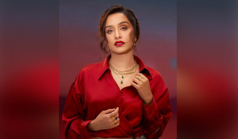 Shraddha Kapoor relishes six Ukadiche Modaks on Ganpati Visarjan day