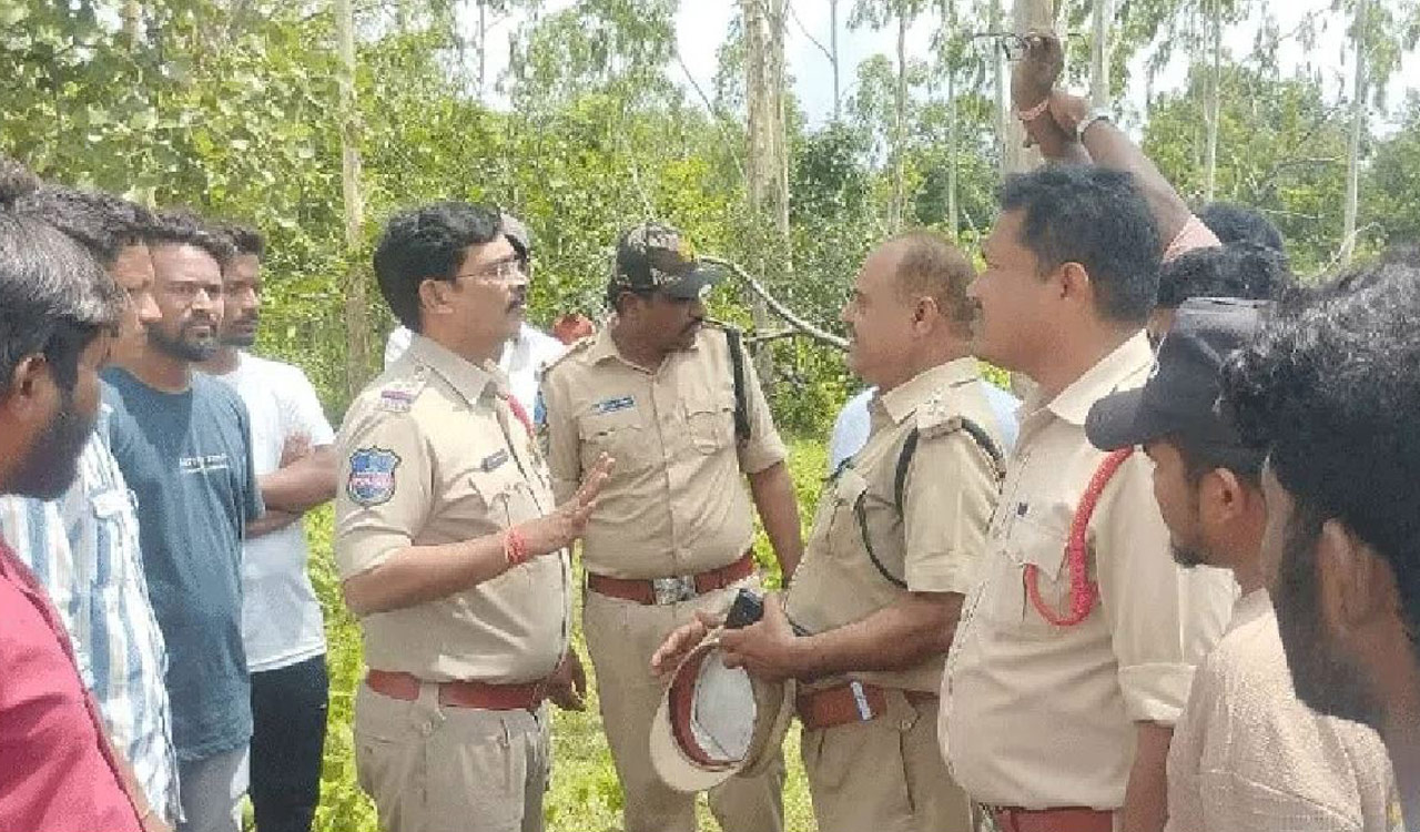 Villagers detain forest officials amid protest over deforestation in Rajanna-Sircilla’s Manala