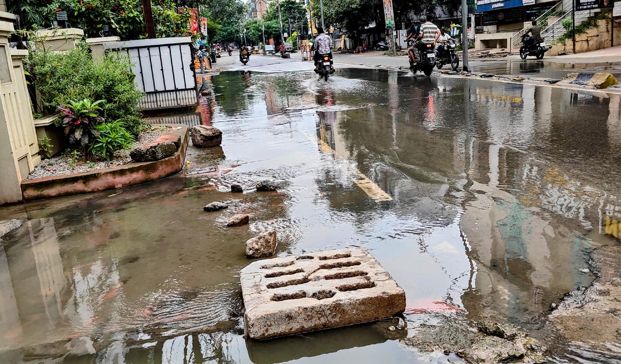 Srinagar Colony residents suffer due to sewage overflow in Hyderabad