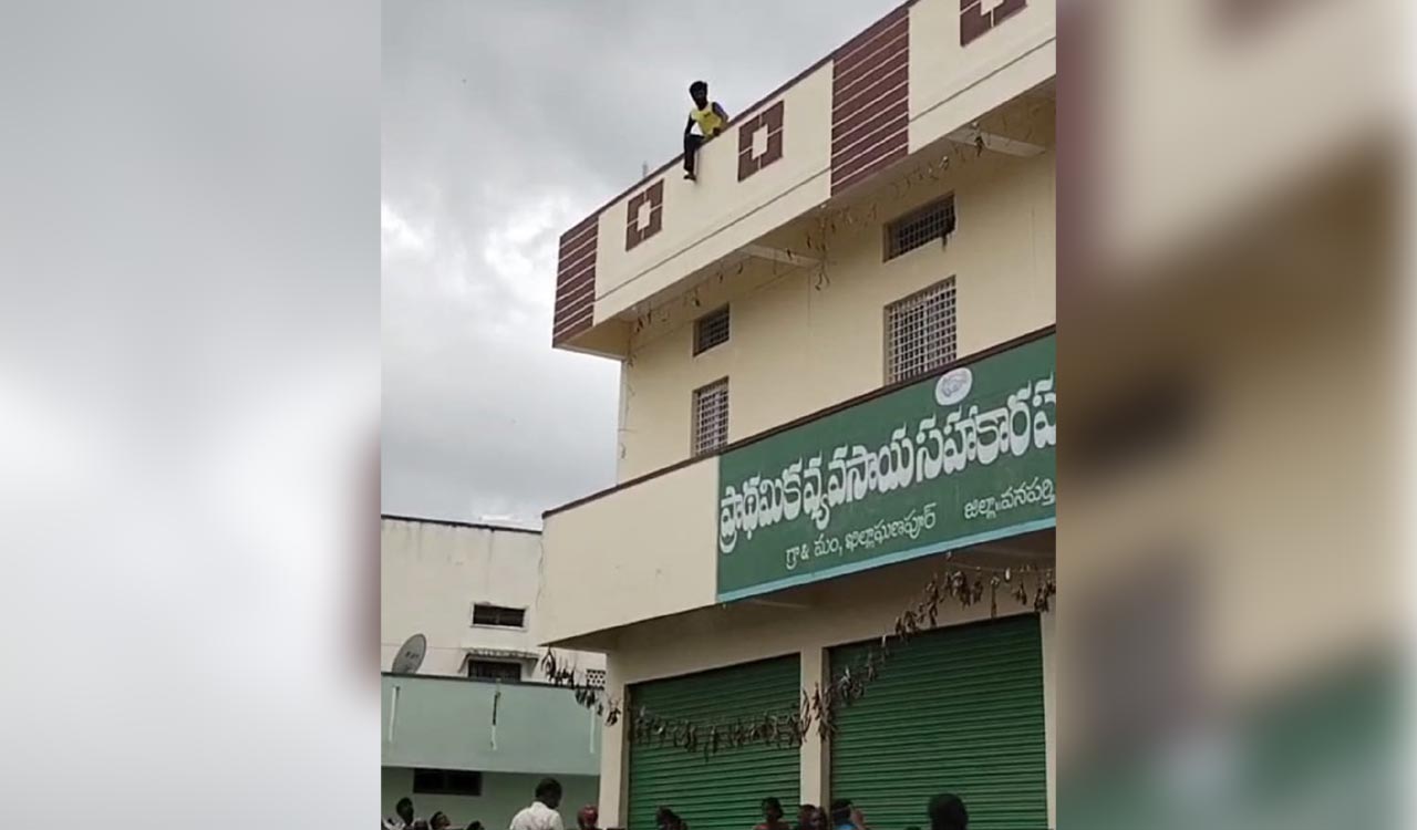 Tension at PACS Wanaparthy as farmer attempts suicide over urea shortage