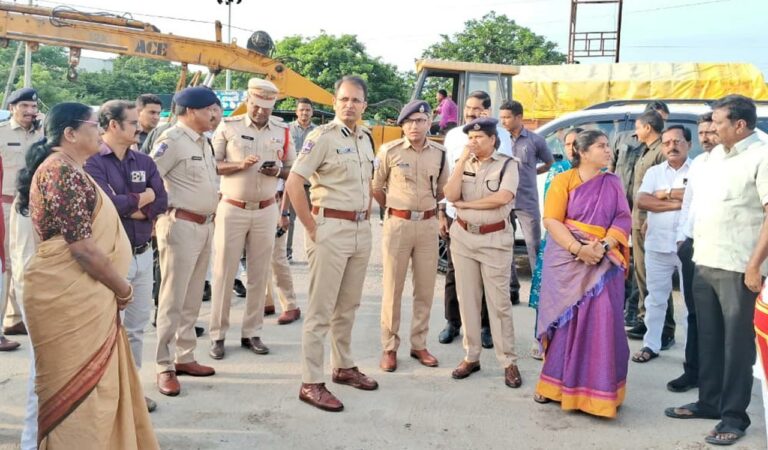 CP Sunpreet Singh, Collector Satya Sharada, Municipal Commissioner Chahat Bajpai inspected arrangements for Ganesh immersion at Chinna Waddepally tank in Hanamkonda.