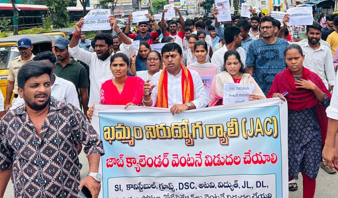 Unemployed youth protest in Khammam demanding job notifications