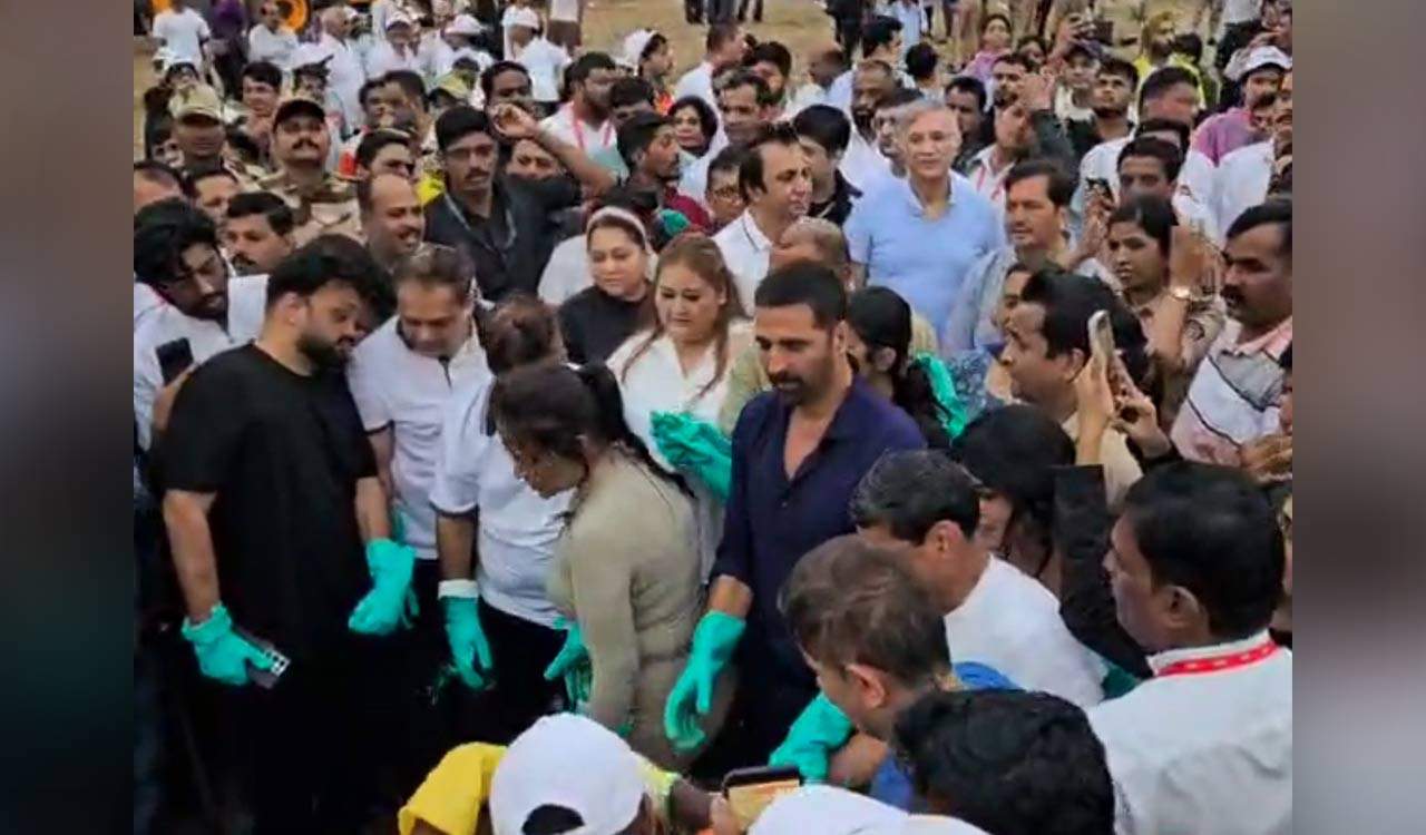 Akshay Kumar leads Juhu beach clean-up a day after Ganpati Visarjan