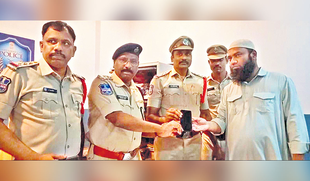Hyderabad: Golconda police return 24 lost mobile phones to owners