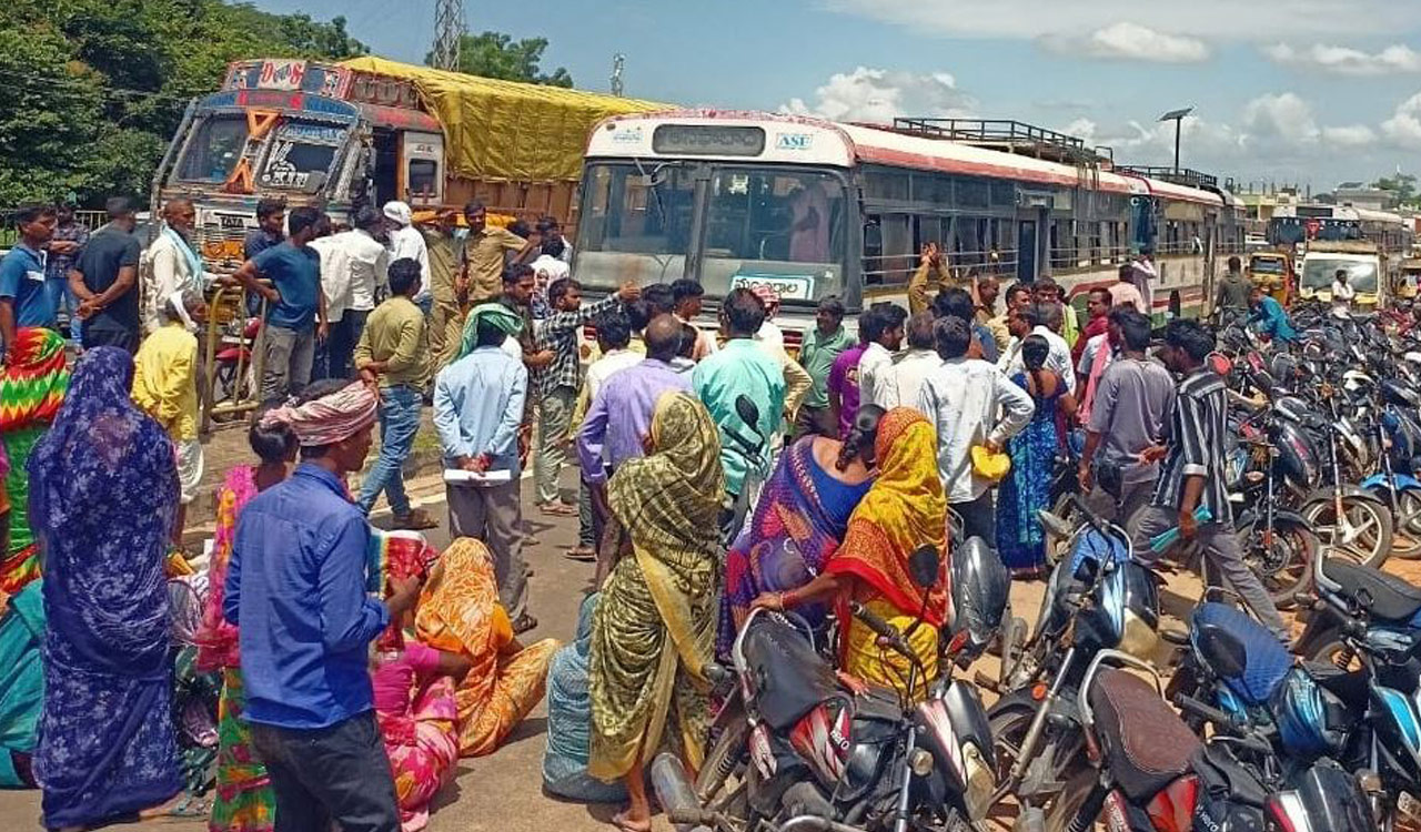 Farmers block NH-363, protest urea shortage across erstwhile Adilabad
