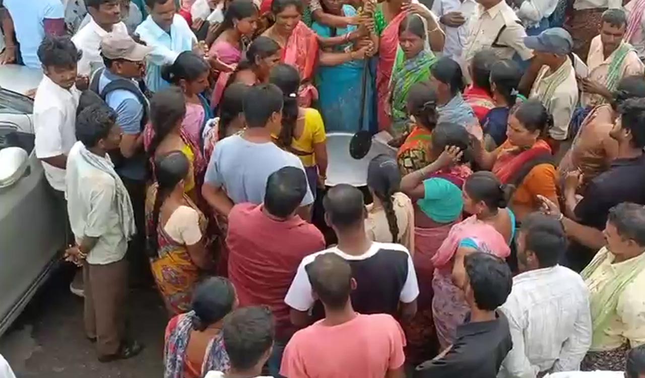 Farmers block roads over urea crisis in Warangal and Khammam