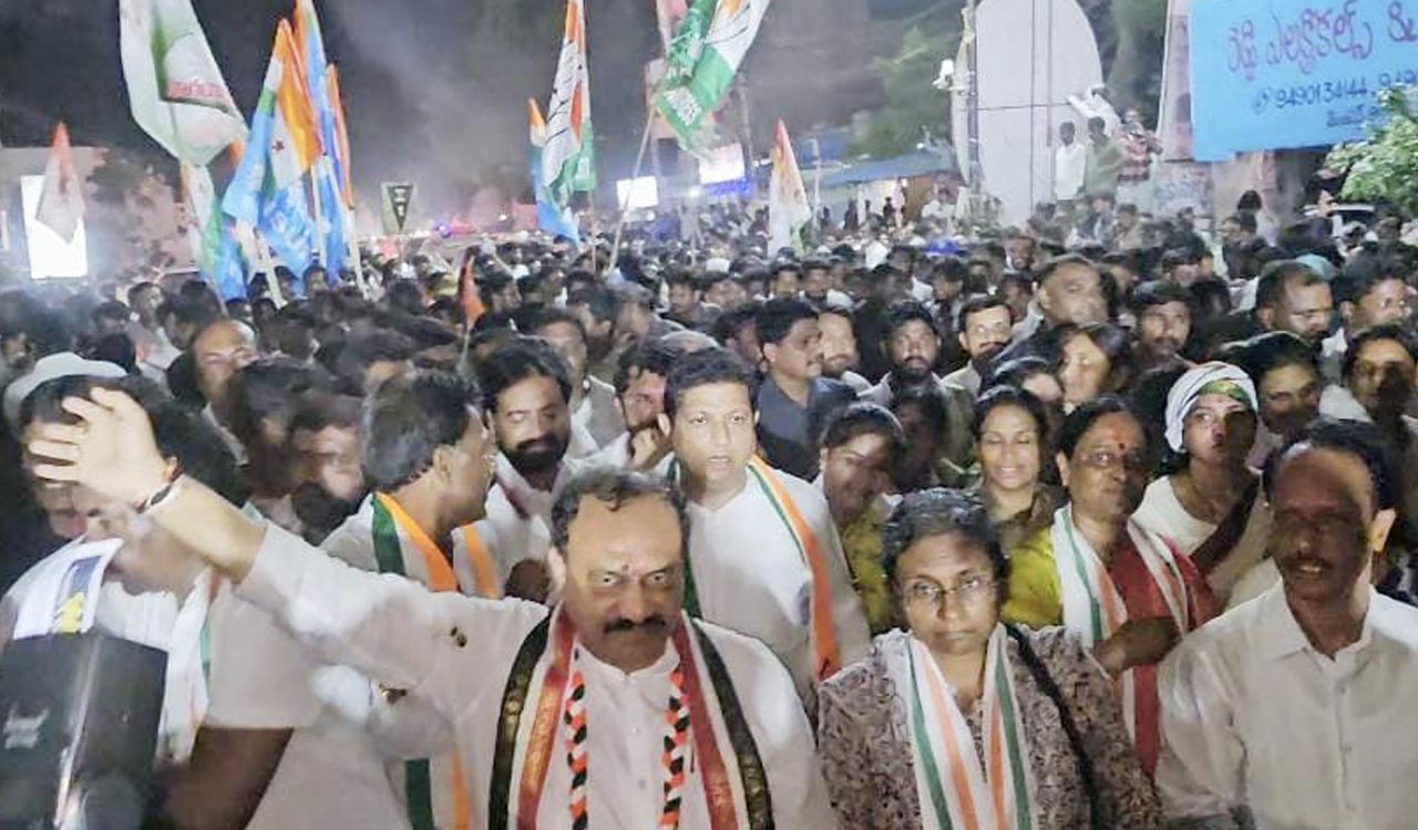 Congress Janahita padayatra faces urea shortage and rain hurdles