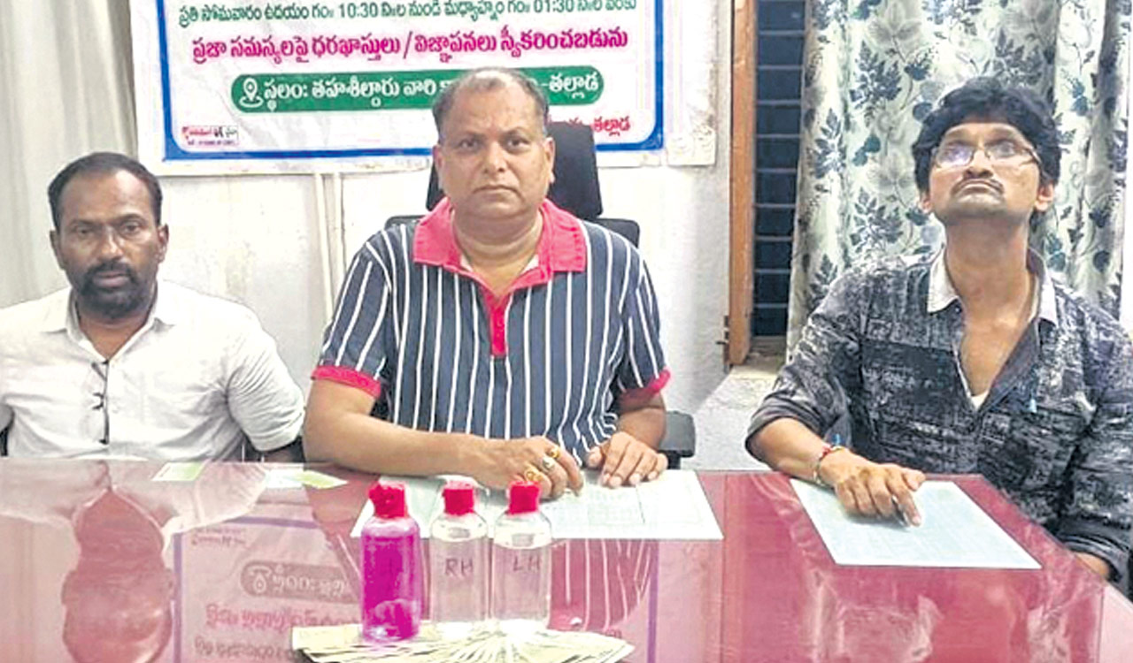 Khammam tahsildar, RI caught red-handed by ACB while taking bribe