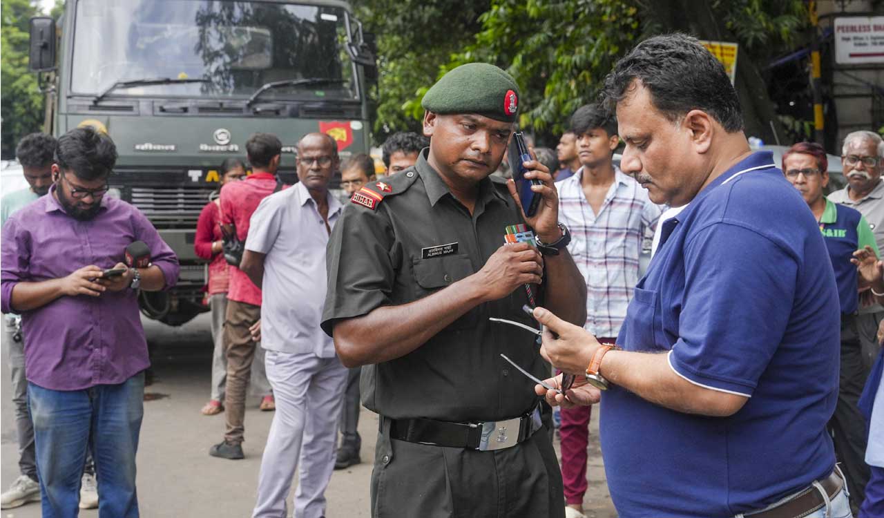 Kolkata Police stops army truck for reckless driving a day after TMC stage dismantled