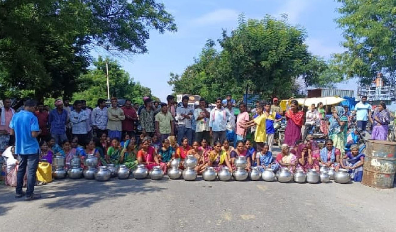 Villagers stage rasta-roko with empty vessels over drinking water crisis in Asifabad