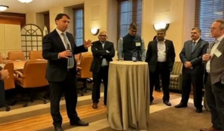 US trade envoy Brendan Lynch met India’s negotiator Rajesh Agrawal as talks resumed. Analysts say a narrow package on tariffs, agriculture, and standards could lead to an early deal despite oil tensions.