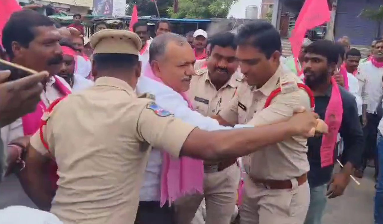 Urea shortage triggers protests, farmers burn passbooks, lock up PACS staff