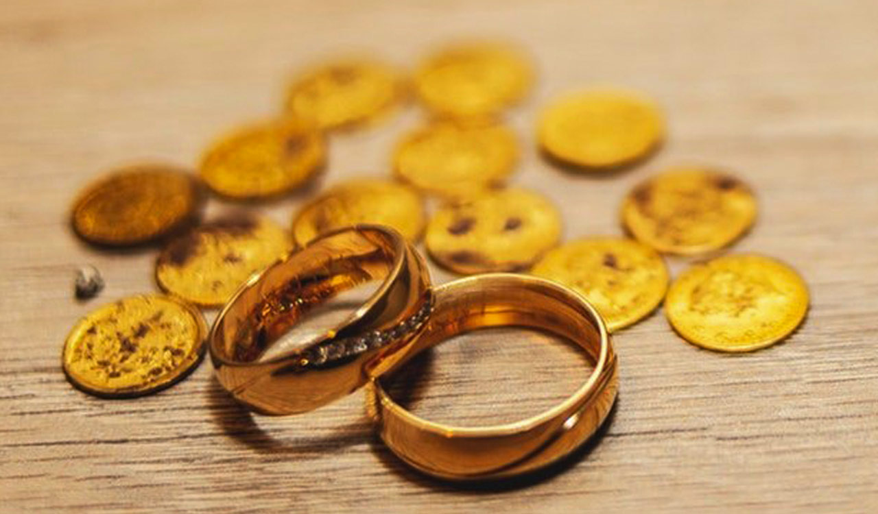 Gold hits record high, set for best monthly gain in 14 years