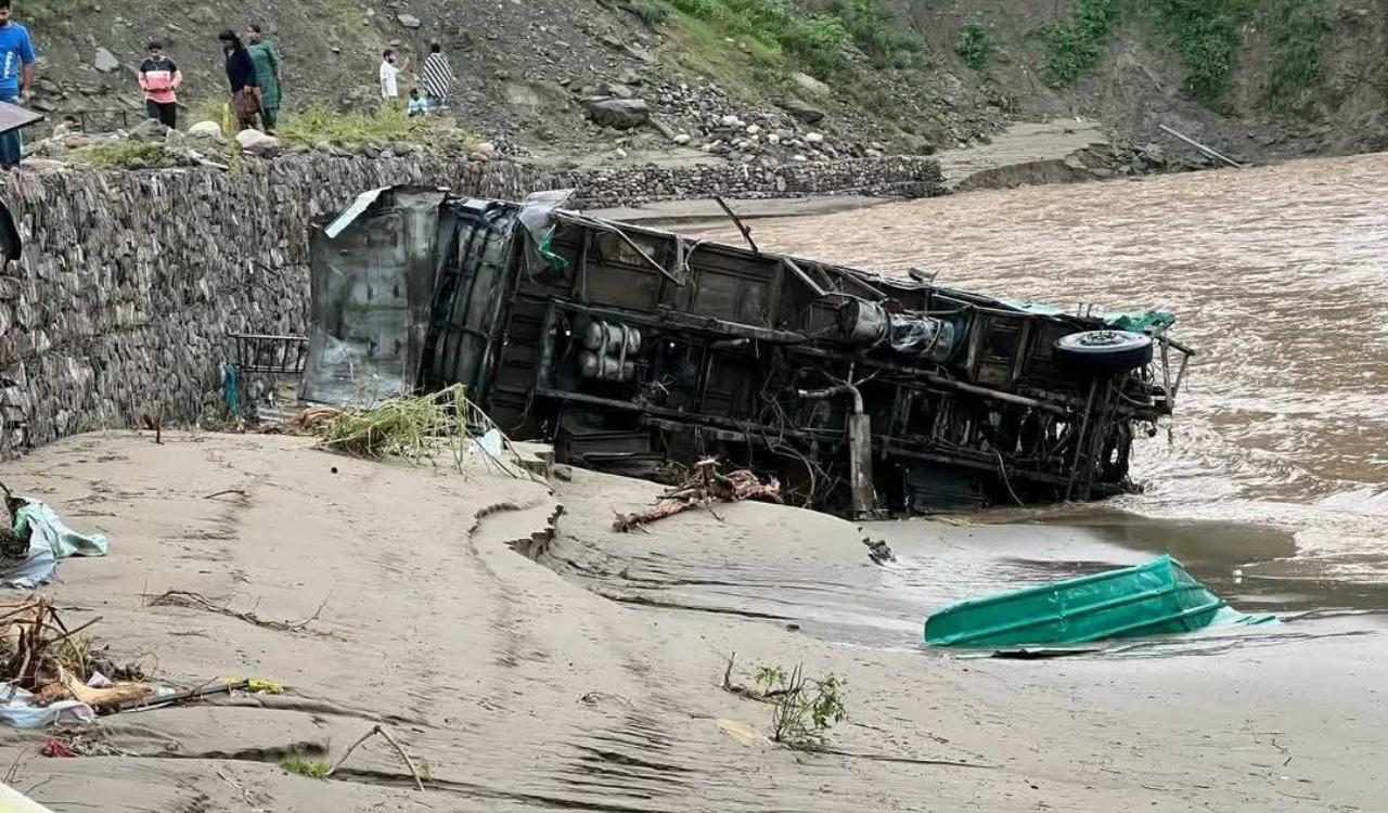 Cloudburst in Himachal’s Mandi washes away buses, buries houses, shops
