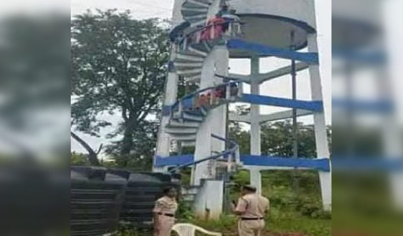Women climb water tank in protest over Indiramma houses in Peddapalli