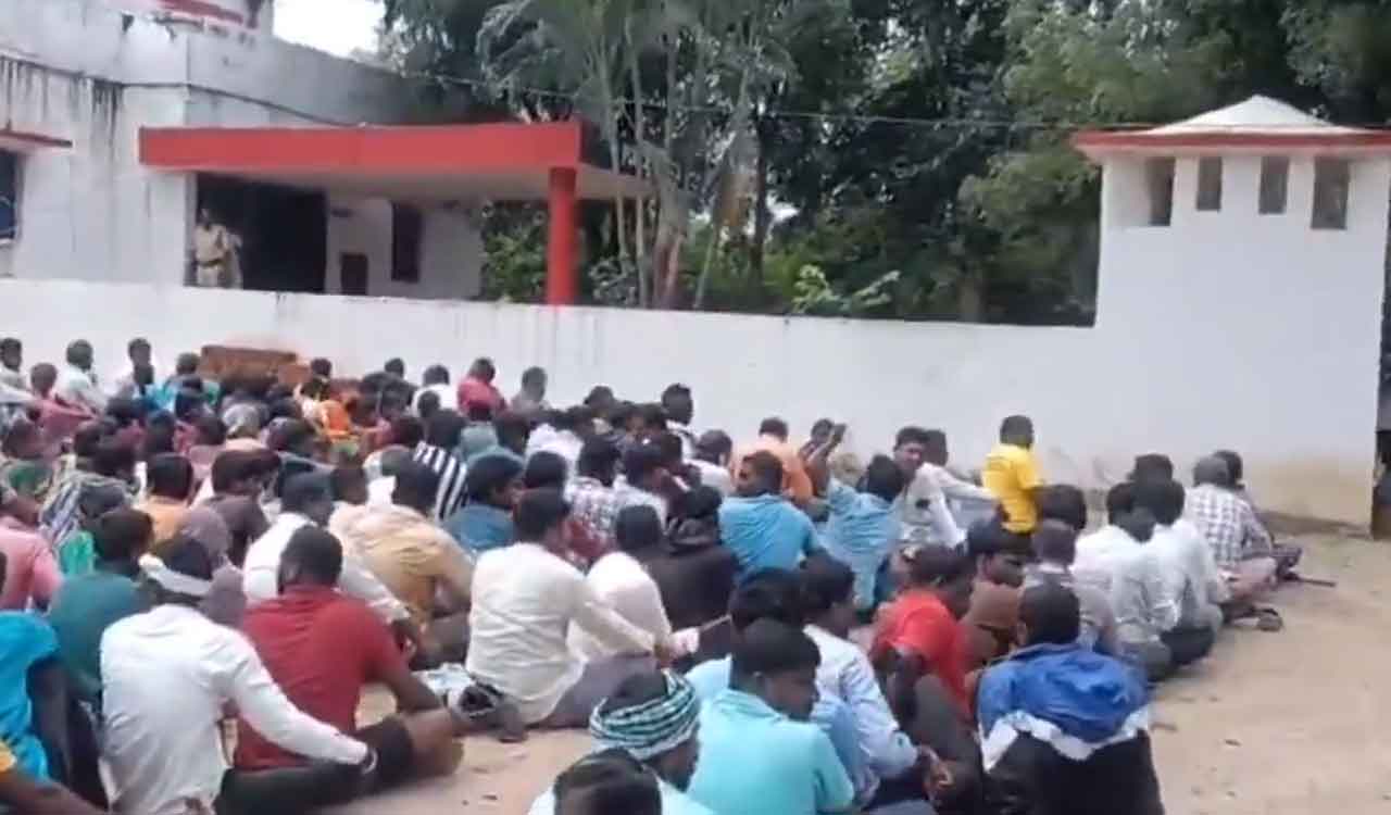 Watch: Farmers forced to wait at police station for urea in Kamareddy; one collapses in heat