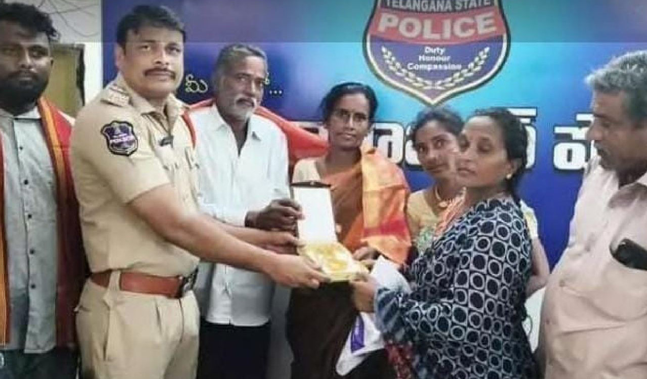 Couple returns lost gold ornaments, felicitated by Karimnagar police