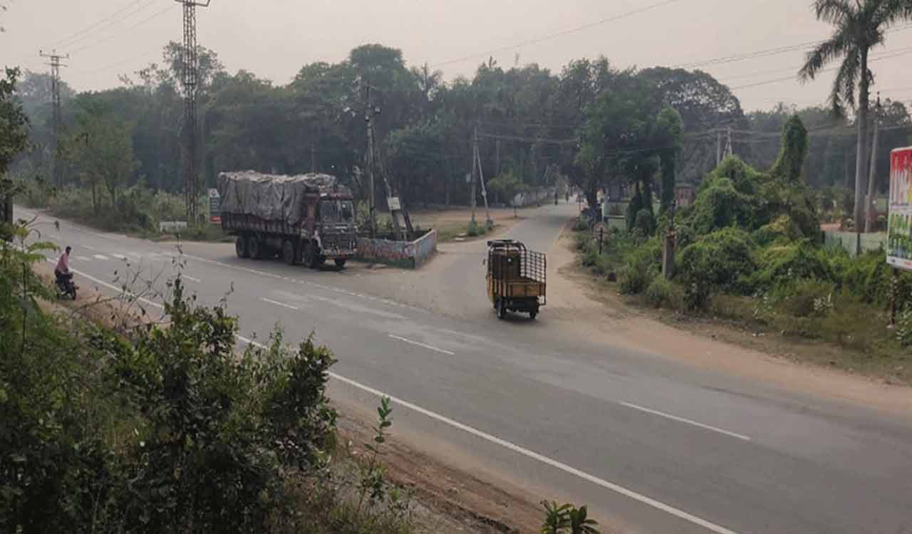 Residents demand road safety measures on risky road stretch in Kothagudem