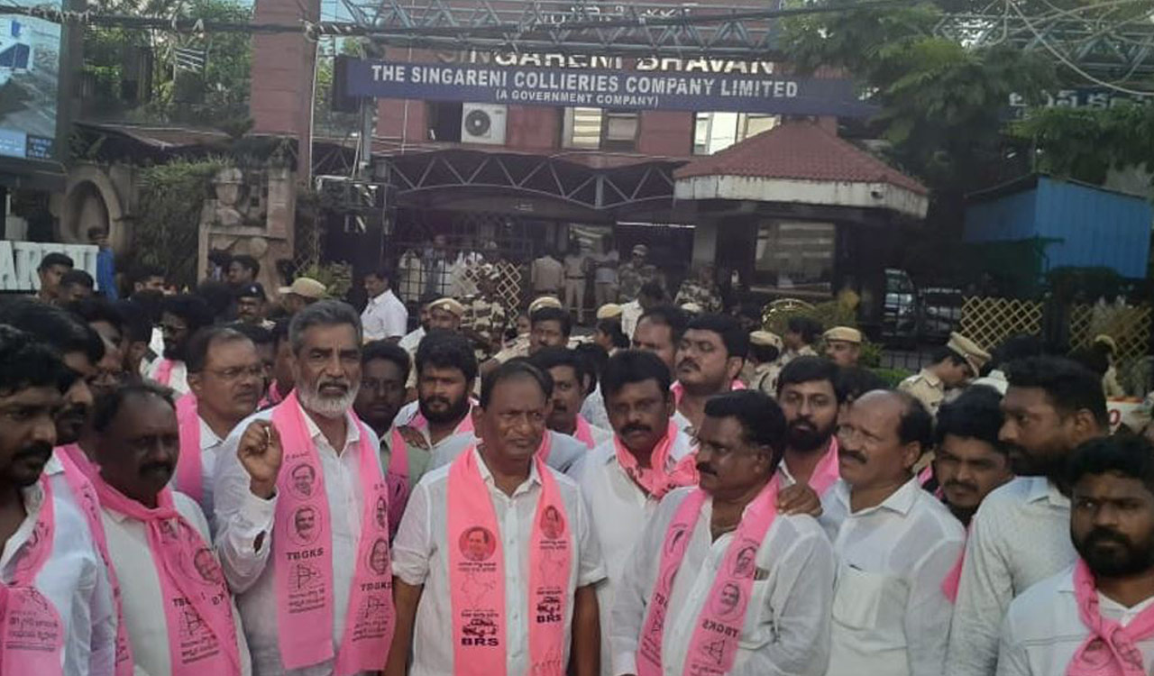 TBGKS demands 35 percent profit share as SCCL workers lay siege to Singareni Bhavan
