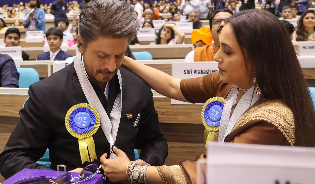 Rani Mukerji helps Shah Rukh Khan wear lanyard at 71st National Film Awards