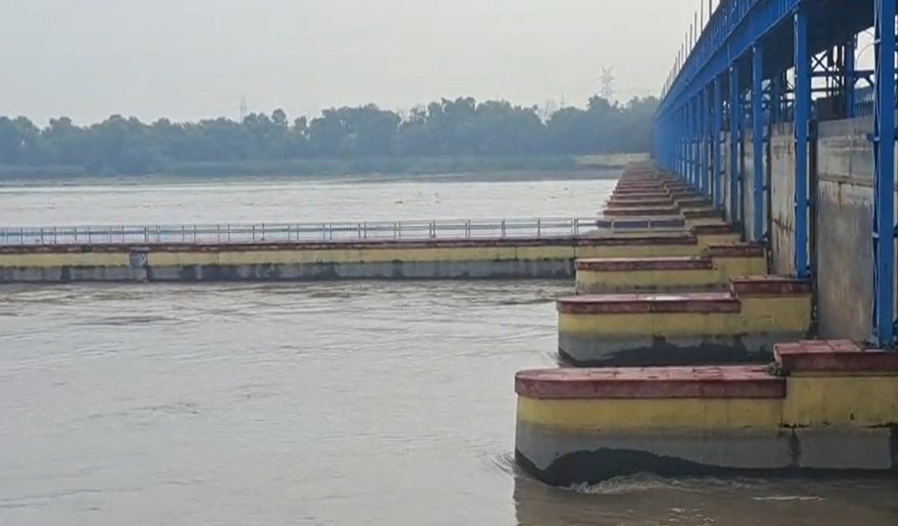 Yamuna floodwaters swamp Delhi, as river flows at 207.48 metres