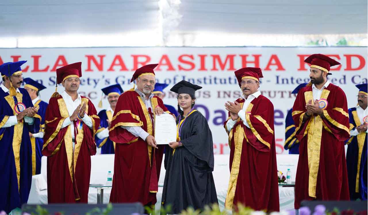 NNRG celebrates first Graduation Day, 12 gold medals presented to students
