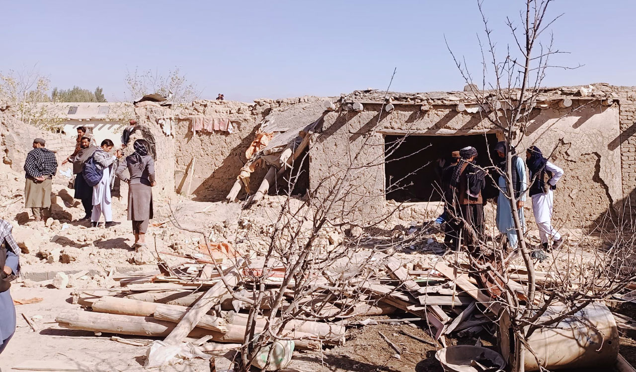 Pakistan launches air strikes in Afghanistan