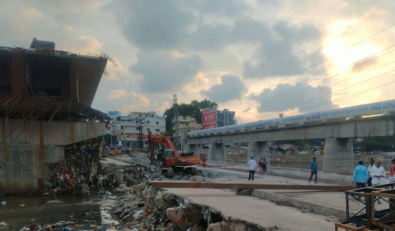 Hyderabad: Causeway at Moosarambagh bridge demolished