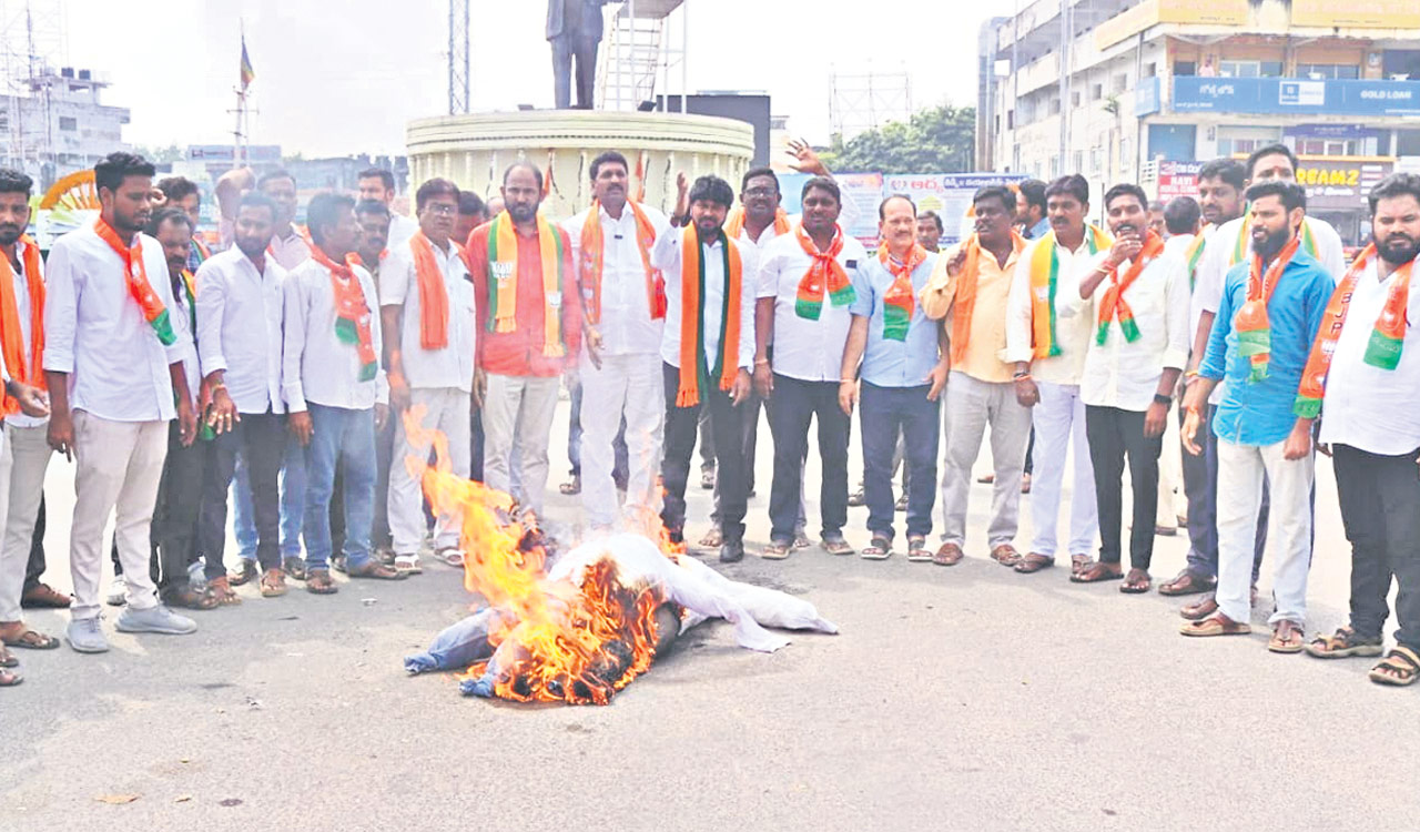 BJP cadres demand action against Congress leaders for abetting Vemanapalli leader’s suicide