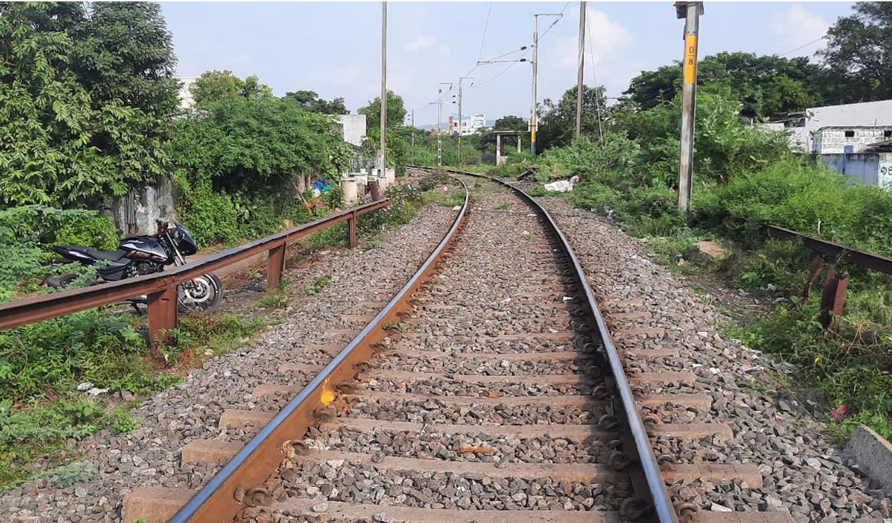 Residents demand reopening of Bhajan Mandir level crossing in Kothagudem