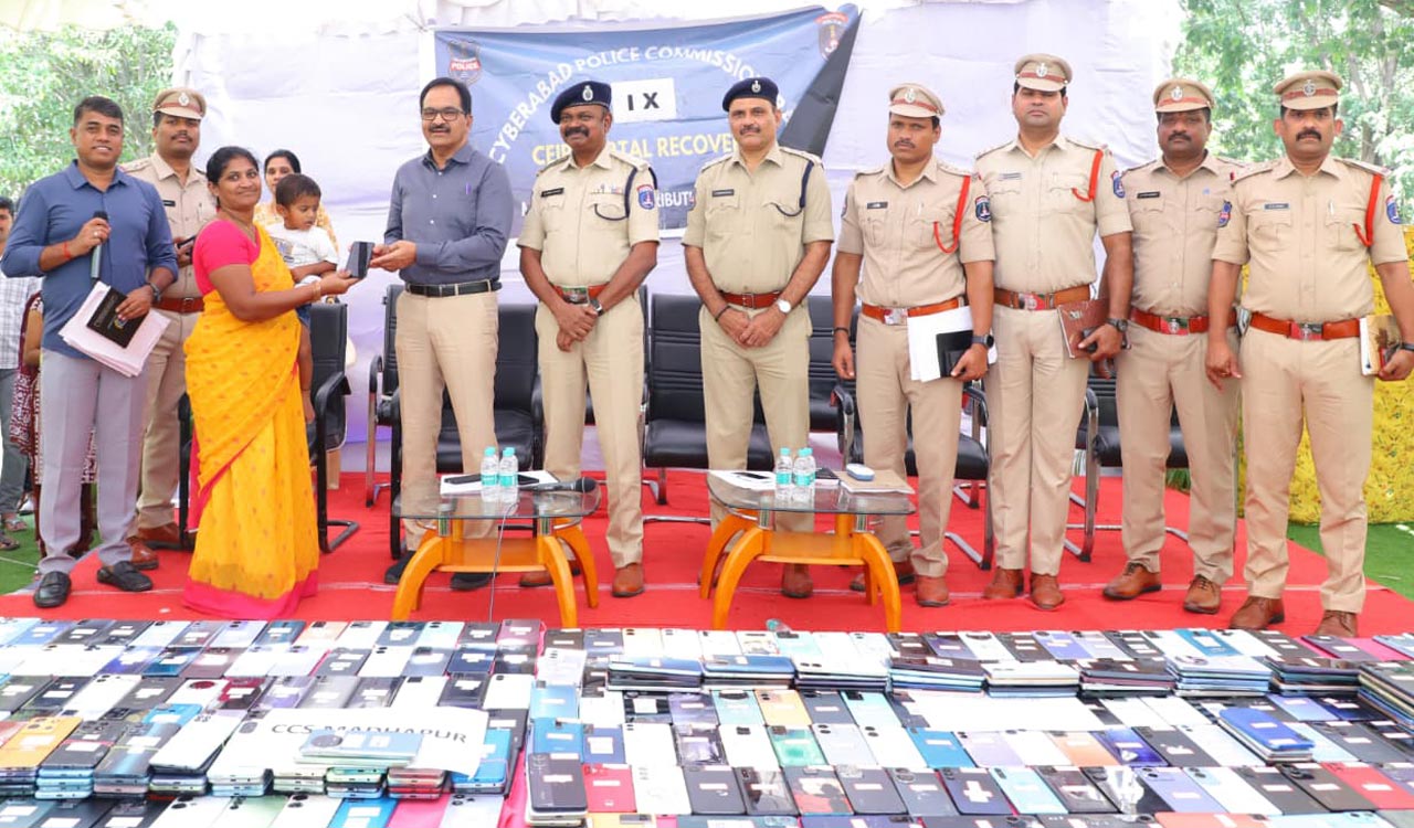 Cyberabad police trace and return 1,061 lost mobile phones