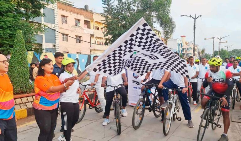 Cyclothon marks tribute to police martyrs in Hyderabad