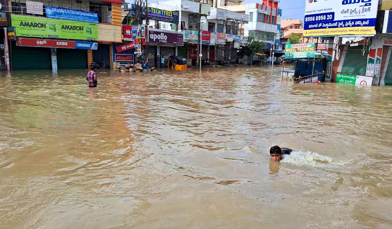 Cyclone Montha hits Warangal, Hanamkonda hard, colonies inundated