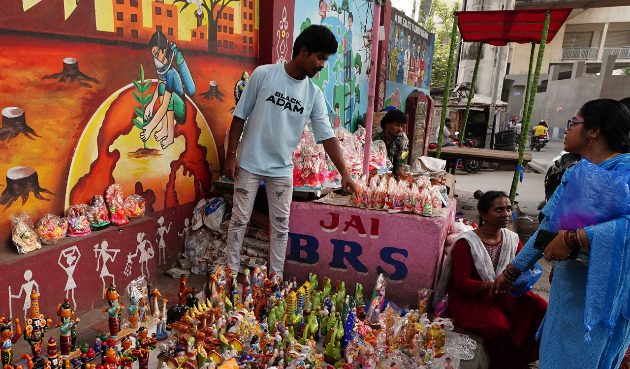 Hyderabad bazaars abuzz with Diwali festivities