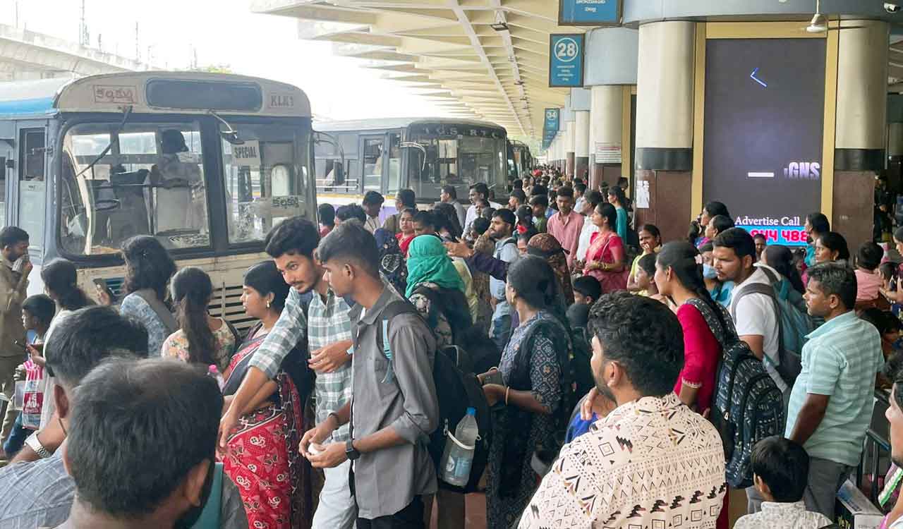 TGSRTC launches 7,754 special buses across Telangana till October 2