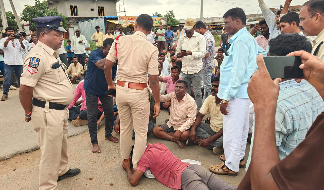Farmers in Kamareddy fall at the feet of cops over paddy procurement delay