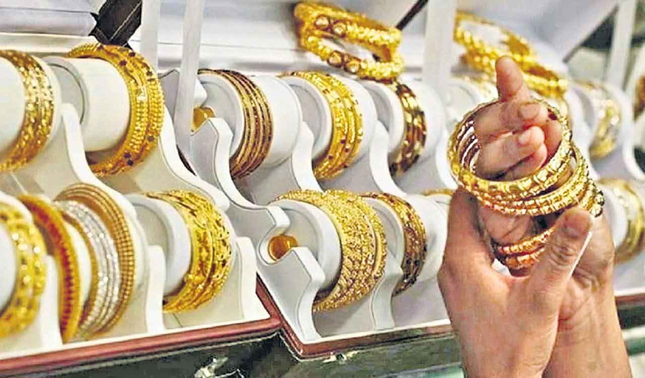 Gold may open weak after global slump; domestic prices seen dropping to Rs 1.22–Rs 1.23 lakh per 10 gm