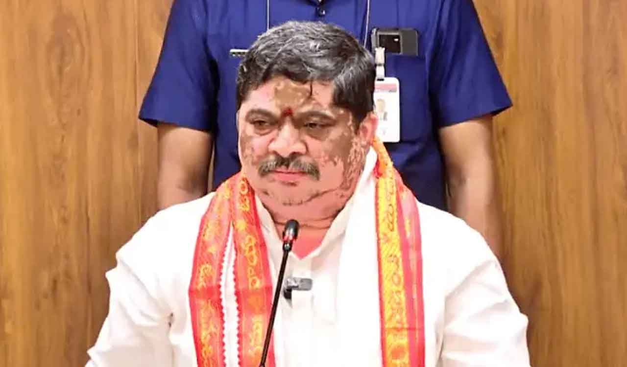 Huge police force deployed at Ponnam Prabhakar’s residence in Karimnagar