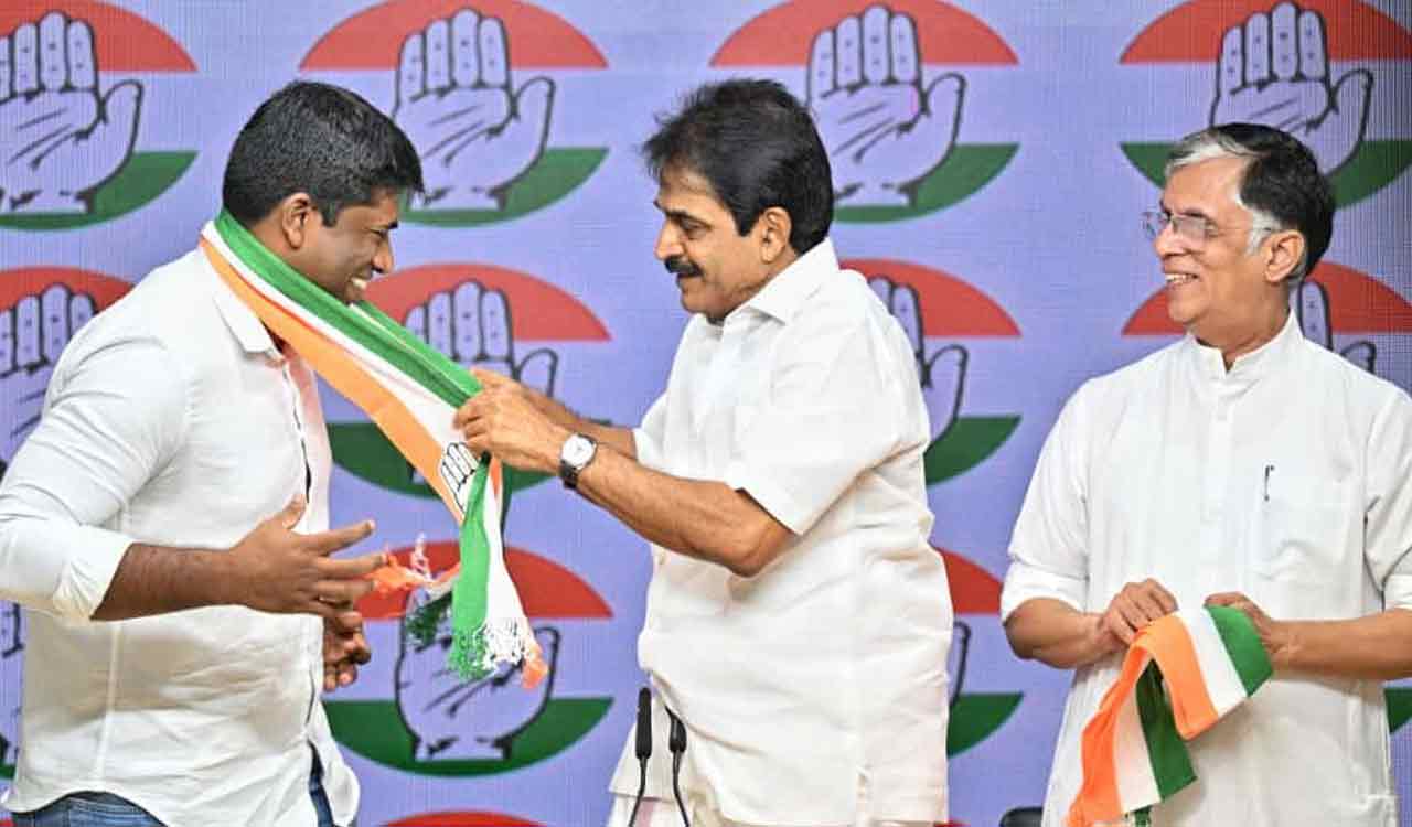 Kannan Gopinathan joins Congress, says only grand old party can lead India right