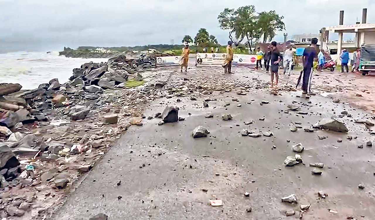 Cyclone Montha storms Andhra Pradesh, cripples life in Odisha