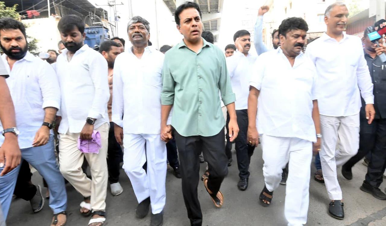 KTR accuses Congress of pushing TGSRTC towards privatisation