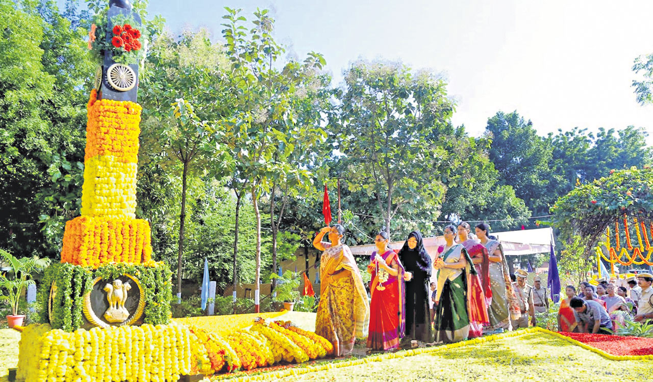 Smriti parades mark Police Commemoration Day in Khammam, Warangal
