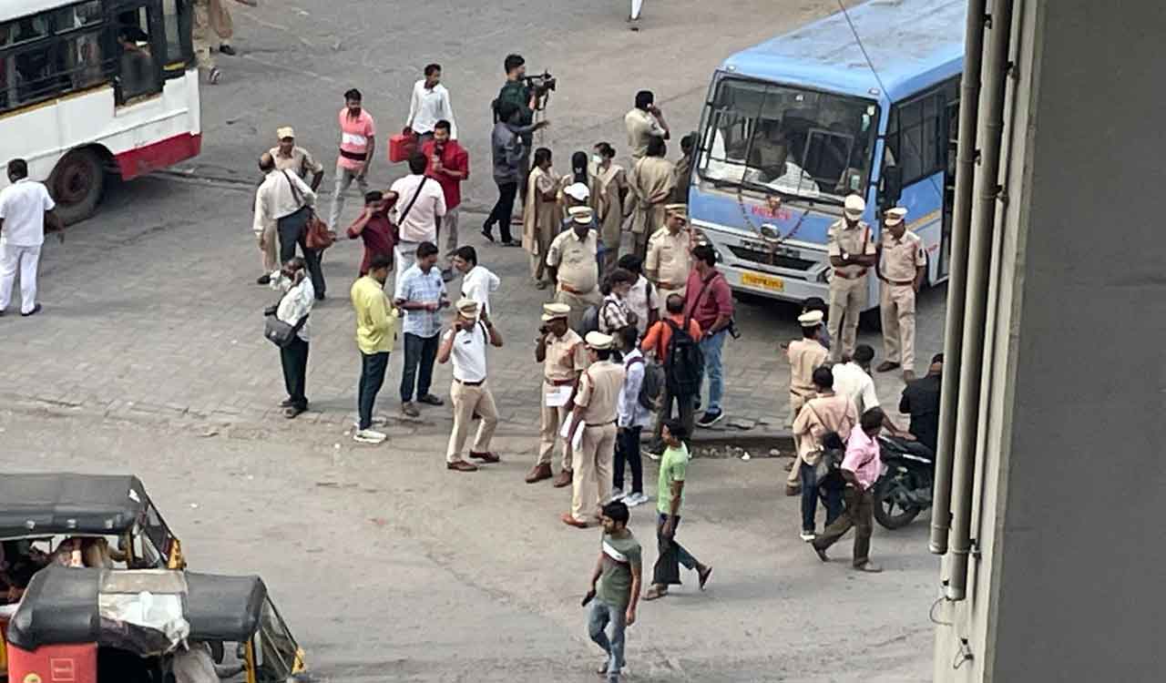 Tension erupts during BRS ‘Chalo Bus Bhavan’ protest