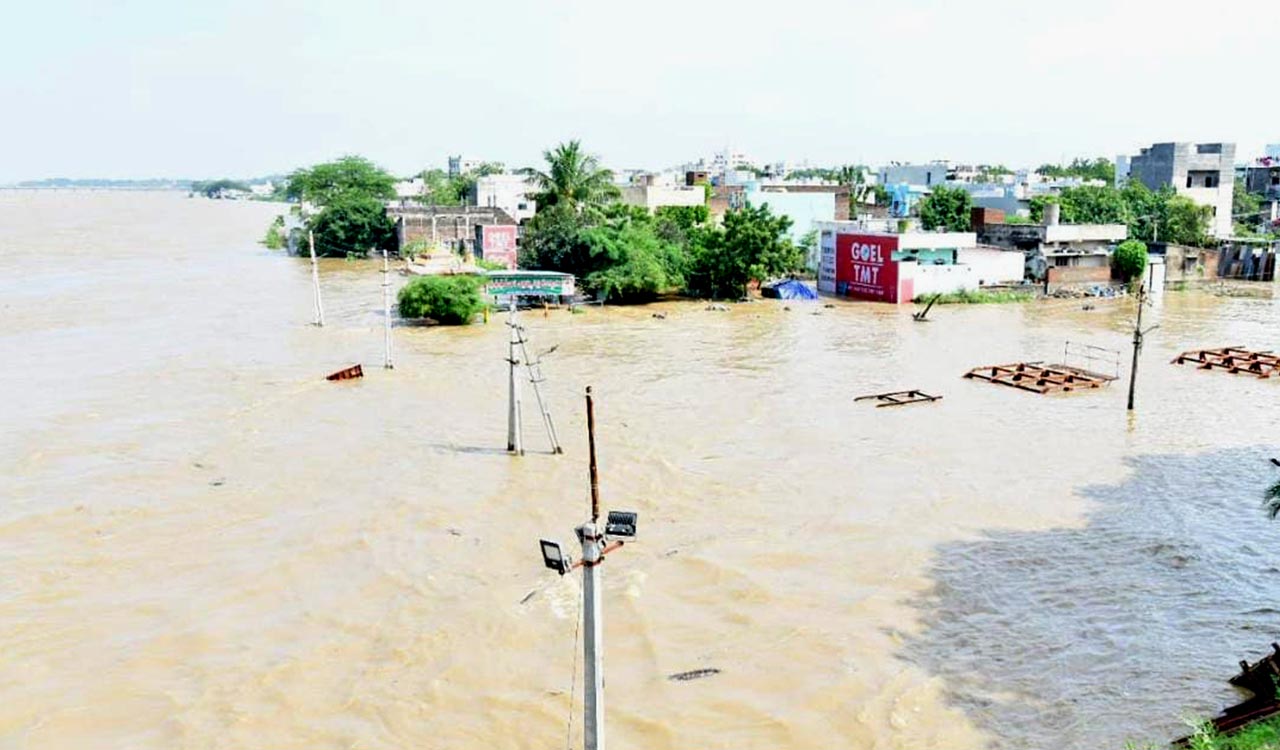 Munneru in spate in Khammam, 90 families shifted to relief centres