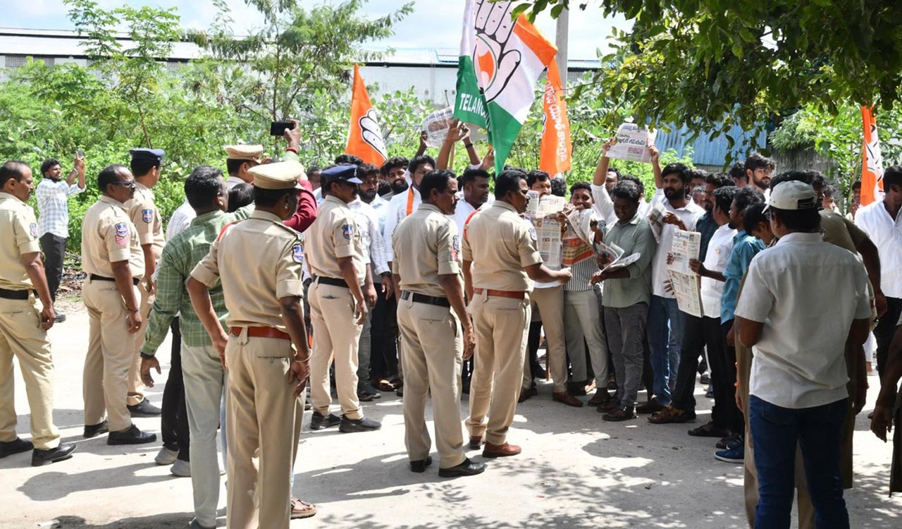 Youth Congress activists create ruckus at Namaste Telangana office in Hanamkonda