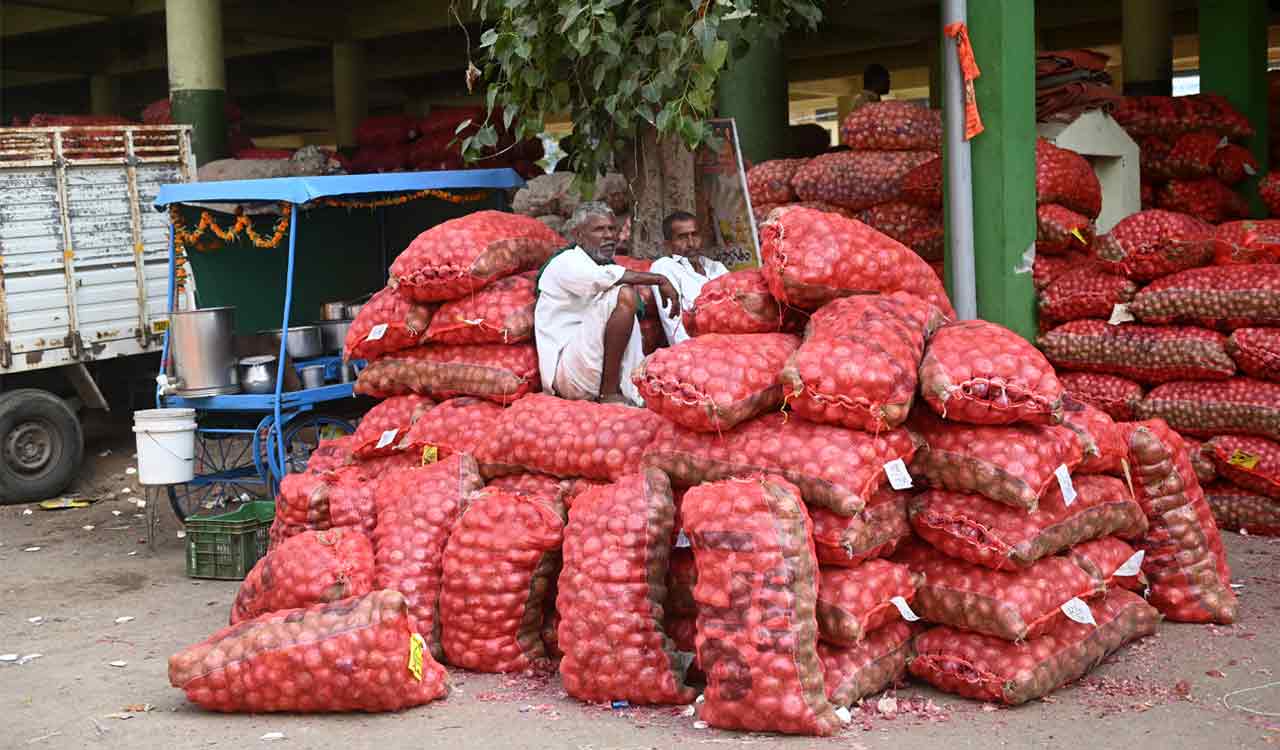 Onion prices plummet to Rs 600 per quintal, farmers resort to distress sale in Telangana