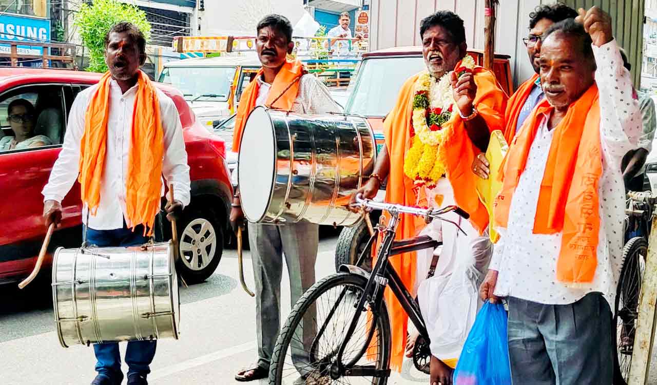 Independent candidate Poosa Srinivas files nomination for Jubilee Hills by-poll, riding a rickshaw