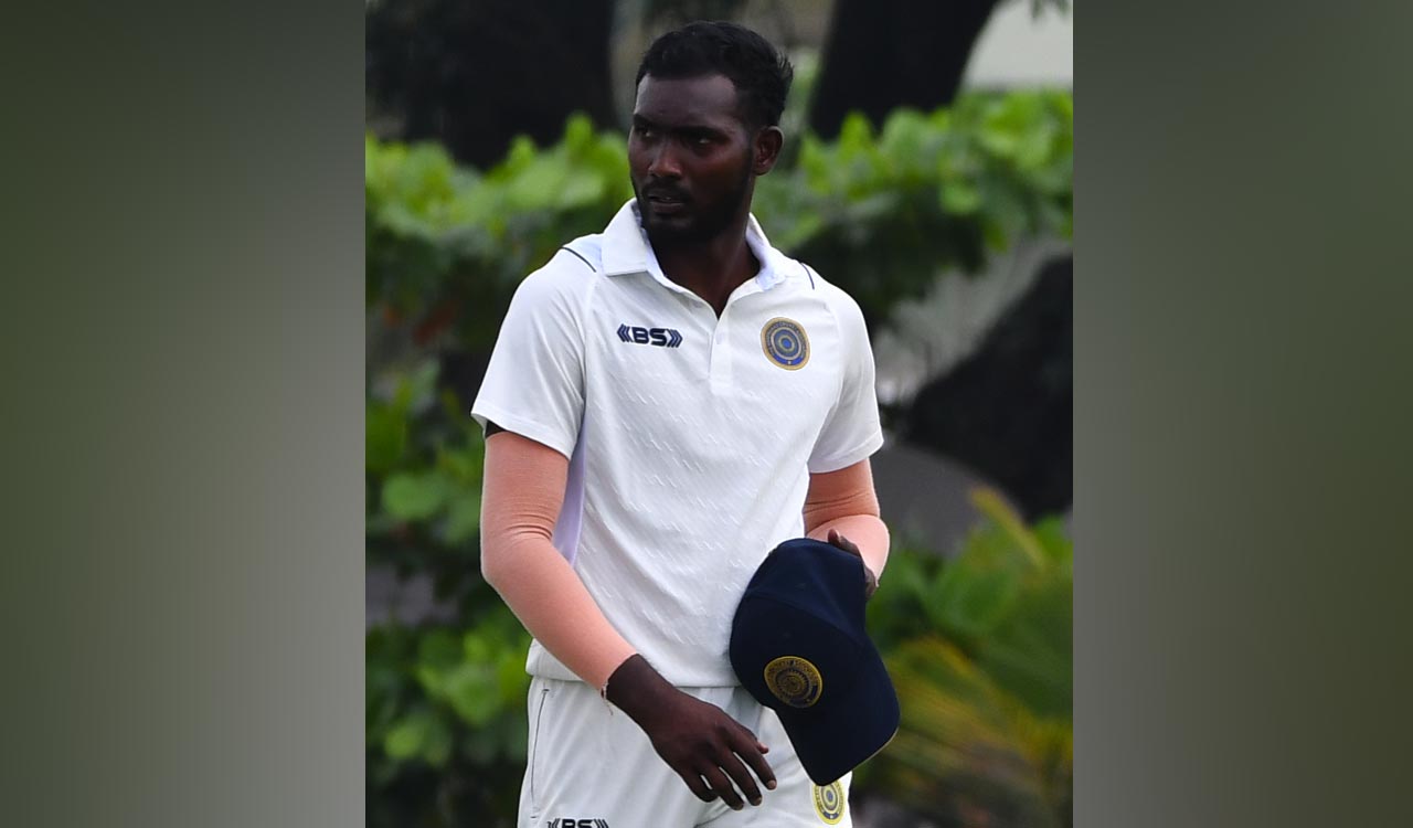 Rain interrupts play as Puducherry struggles at 92/8 against Hyderabad