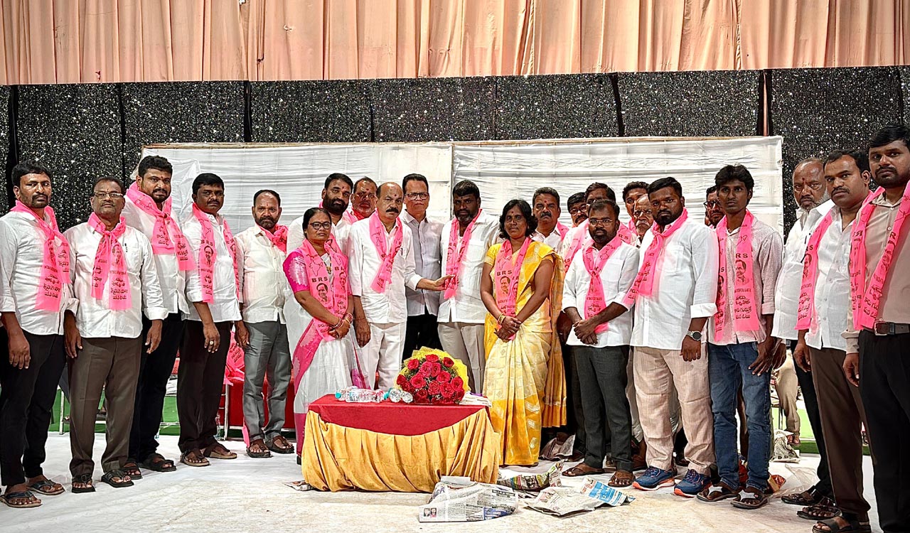 Congress workers join BRS in Sangareddy, MLA accuses ruling party of intimidation