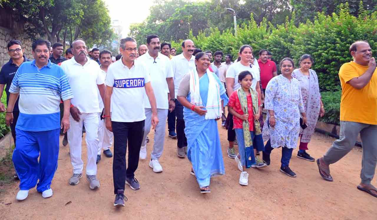 Controversy over Seethakka’s Jubilee Hills bypoll campaign with rowdy sheeter; Congress clarifies